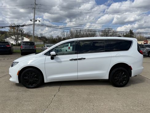 Used 2020 Chrysler Voyager L image 6
