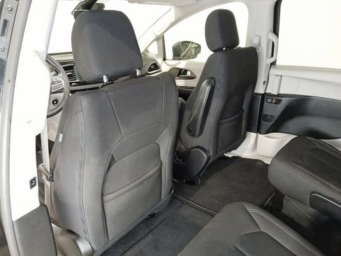 Used 2023 Chrysler Voyager LX image 16