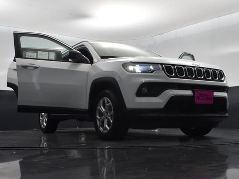 Used 2024 Jeep Compass Latitude image 27