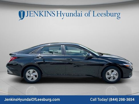 New 2026 Hyundai Elantra SE FWD image 3