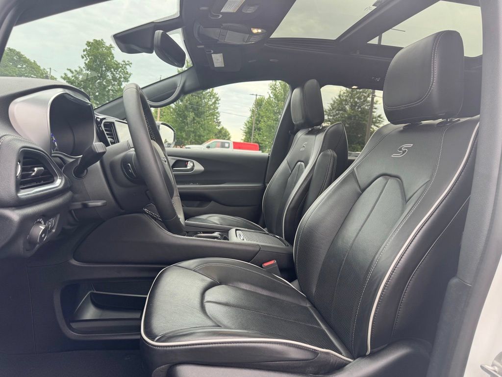 Used 2025 Chrysler Pacifica Limited FWD image 5