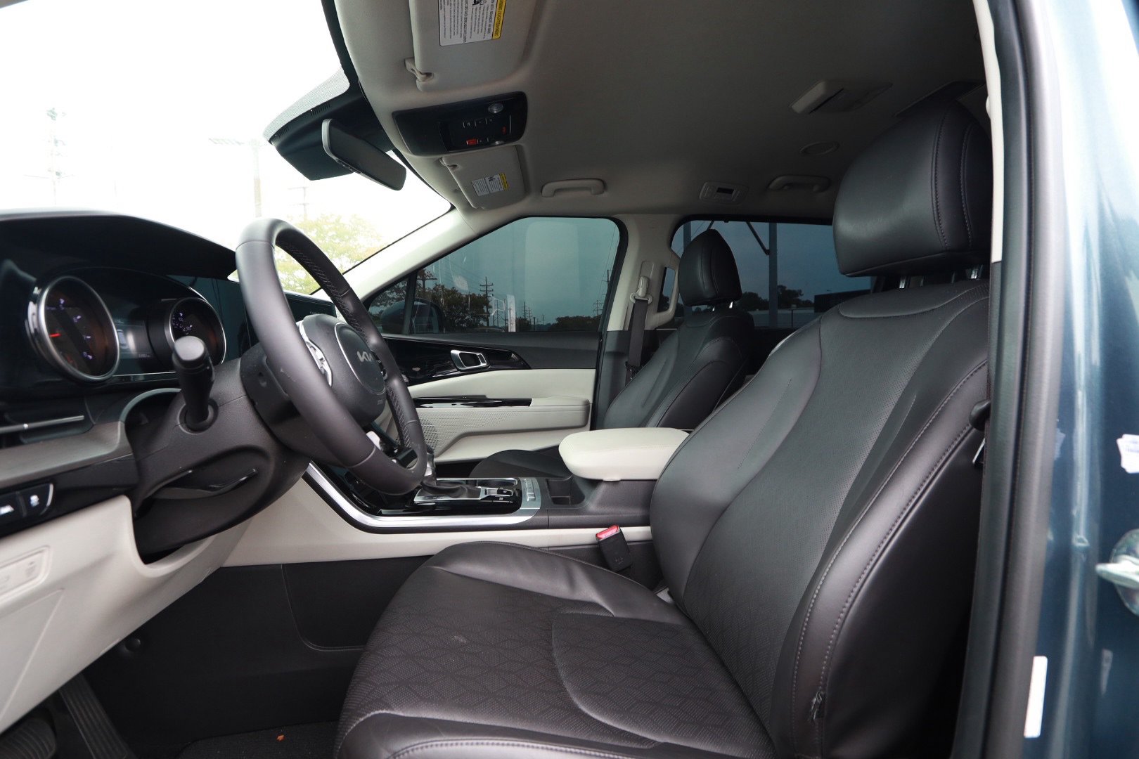 Used 2024 Kia Carnival EX FWD image 19