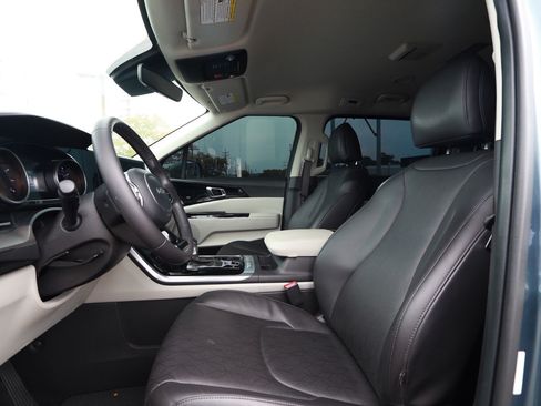 Used 2024 Kia Carnival EX FWD image 19