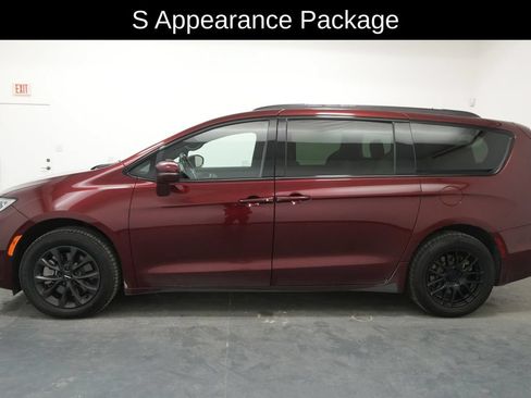 Used 2021 Chrysler Pacifica Touring-L w/ Uconnect Theater Family Group AWD/4WD image 4