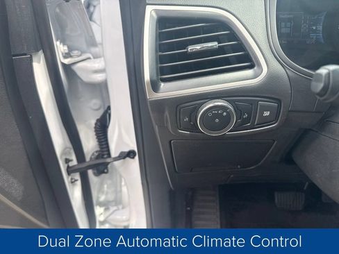 Used 2024 Ford Edge SEL AWD/4WD image 12