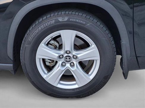 Certified 2024 Toyota Highlander LE FWD image 9