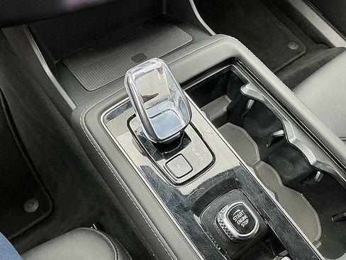 Used 2025 Volvo XC90 B5 Plus image 25