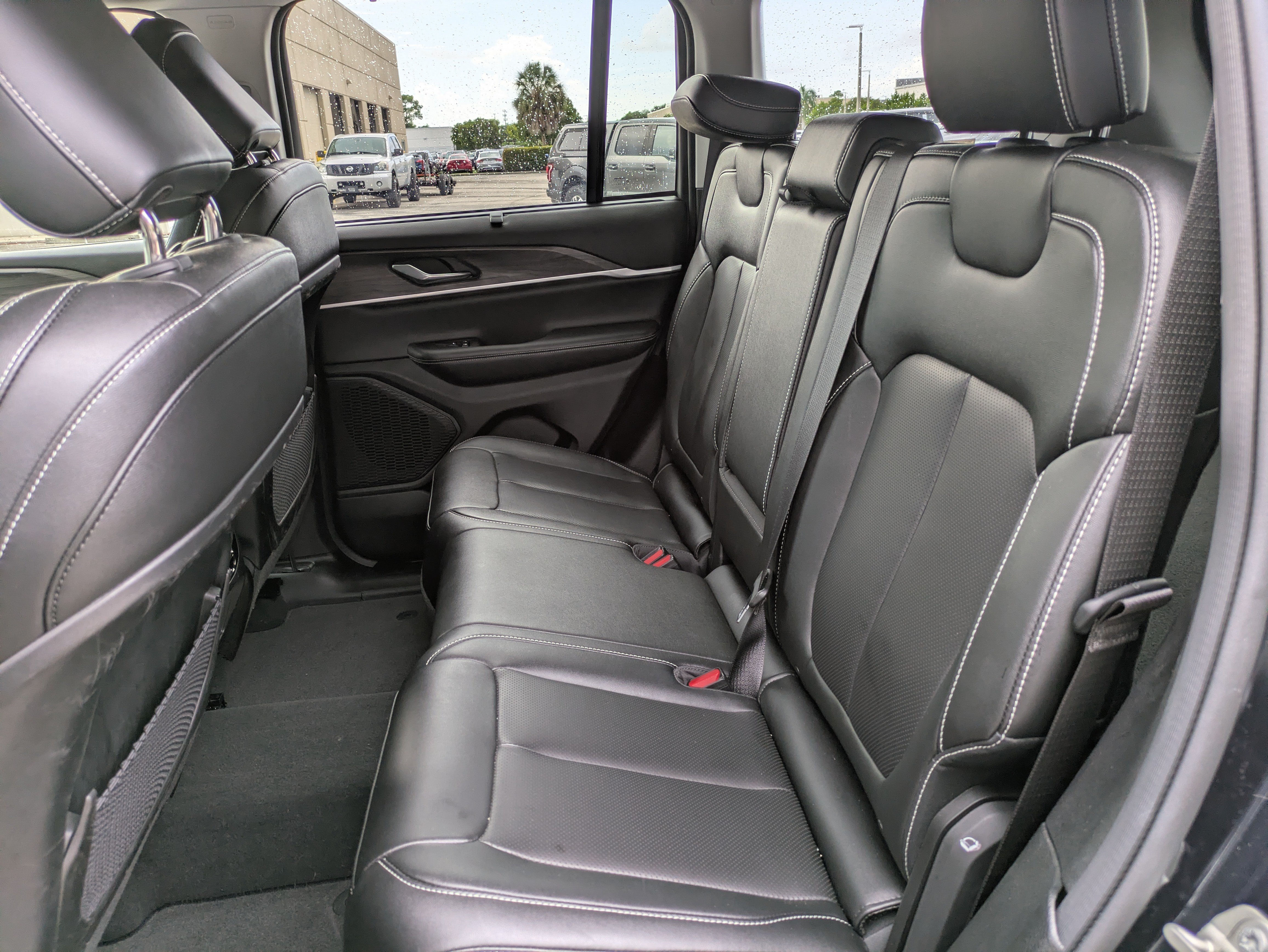 Used 2024 Jeep Grand Cherokee Limited w/ Luxury Tech Group II RWD image 13