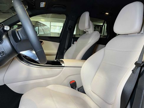 Used 2025 Mercedes-Benz GLC 300 4MATIC image 25