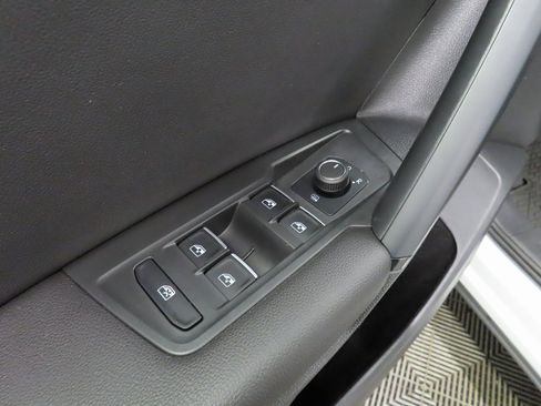 Used 2019 Volkswagen Tiguan SE image 47