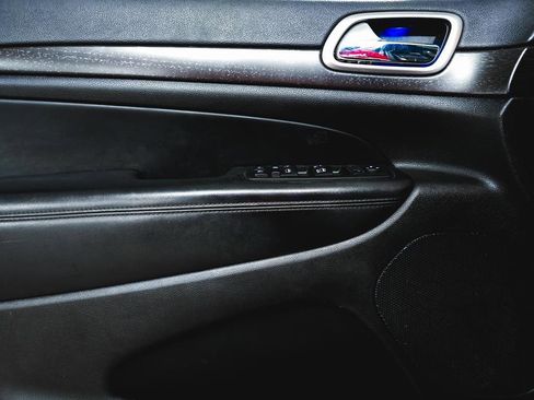 Used 2018 Jeep Grand Cherokee Altitude image 16