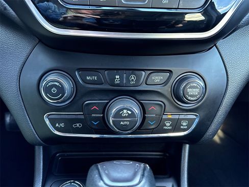 Used 2019 Jeep Cherokee Limited w/ Technology Group image 19