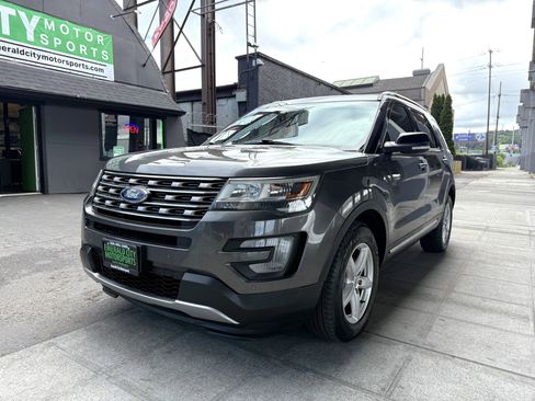 Used 2017 Ford Explorer XLT w/ Equipment Group 202A image 1