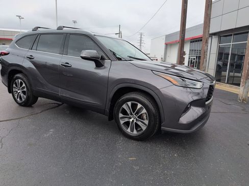 Used 2022 Toyota Highlander XLE AWD/4WD image 7