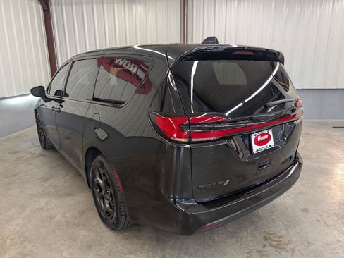 Used 2022 Chrysler Pacifica Touring-L w/ S Appearance Package FWD image 13