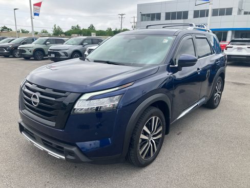 Used 2024 Nissan Pathfinder Platinum AWD/4WD image 3
