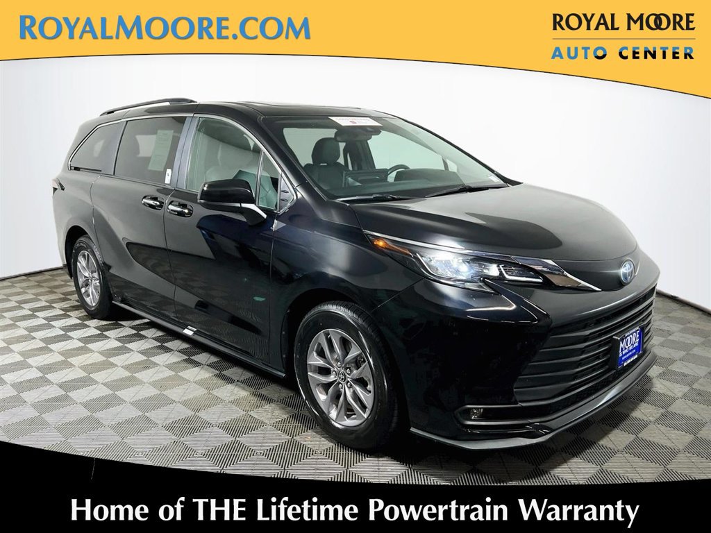 Certified 2025 Toyota Sienna XLE FWD image 1