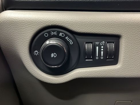 Used 2024 Chrysler Pacifica Touring-L FWD image 32