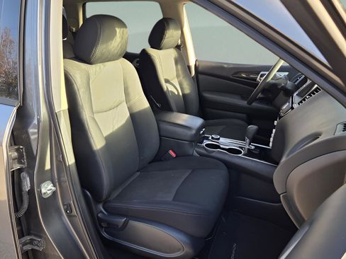 Used 2018 Nissan Pathfinder S image 11