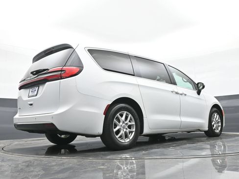 Used 2023 Chrysler Pacifica Touring FWD image 28