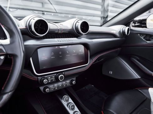 Used 2020 Ferrari Portofino RWD image 61