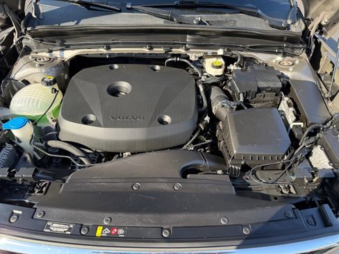 Used 2022 Volvo XC40 T5 Momentum image 37