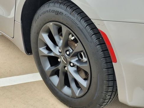 Used 2021 Chrysler Pacifica Touring w/ S Appearance Package FWD image 8