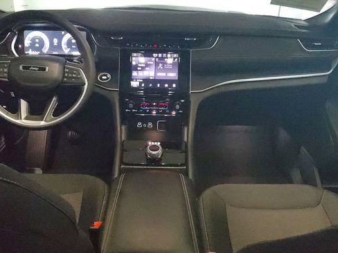 Used 2025 Jeep Grand Cherokee Laredo X image 11