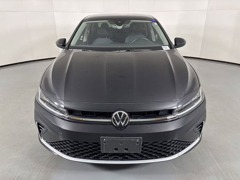 Used 2025 Volkswagen Jetta SE image 3