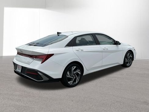 Used 2025 Hyundai Elantra Limited FWD image 3