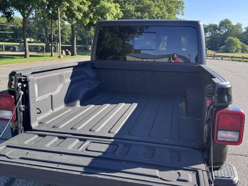 Used 2022 Jeep Gladiator Overland w/ Popular Equipment Package AWD/4WD image 12