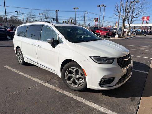 Used 2023 Chrysler Pacifica Limited image 5