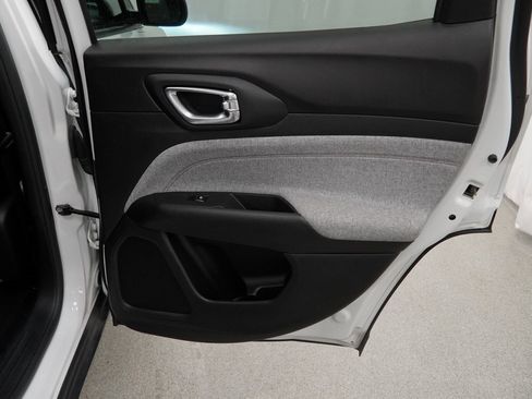 Certified 2024 Jeep Compass Latitude image 44