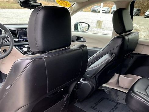 Used 2024 Chrysler Pacifica Touring-L image 37