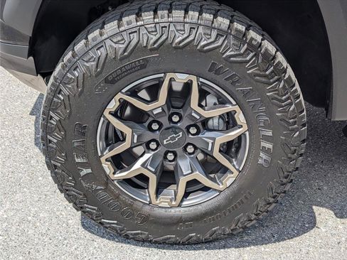 Used 2024 Chevrolet Colorado ZR2 w/ Technology Package AWD/4WD image 12