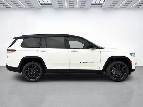 New 2025 Jeep Grand Cherokee L Limited image 2