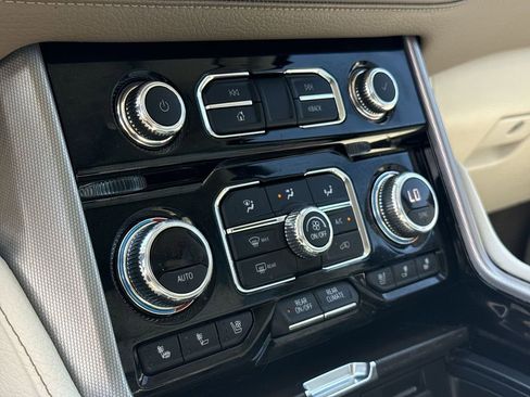 Used 2022 GMC Yukon Denali w/ Denali Premium Package AWD/4WD image 18