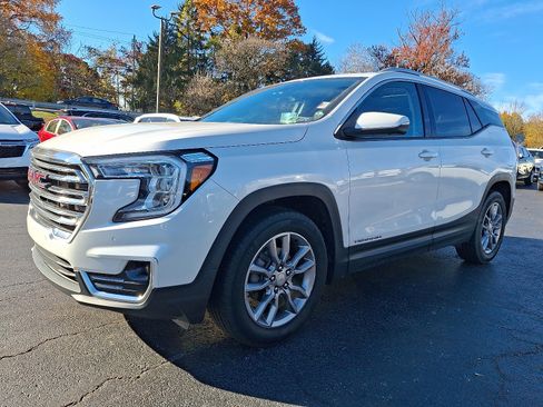 Used 2022 GMC Terrain SLT w/ Infotainment Package II image 3