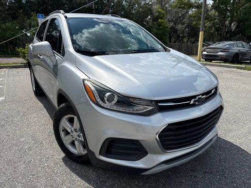 Used 2019 Chevrolet Trax LT w/ LT Convenience Package FWD image 4