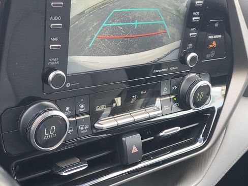 Used 2021 Toyota Highlander LE FWD image 30