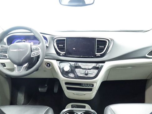 Certified 2023 Chrysler Pacifica Touring-L FWD image 25