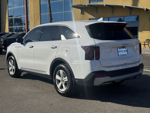 Used 2025 Kia Sorento LX image 2