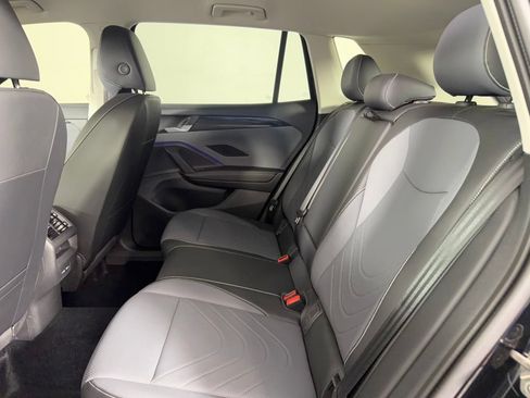 Used 2025 Volkswagen Tiguan SE FWD image 18