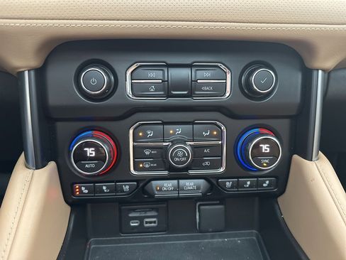 Used 2021 Chevrolet Suburban Premier image 21