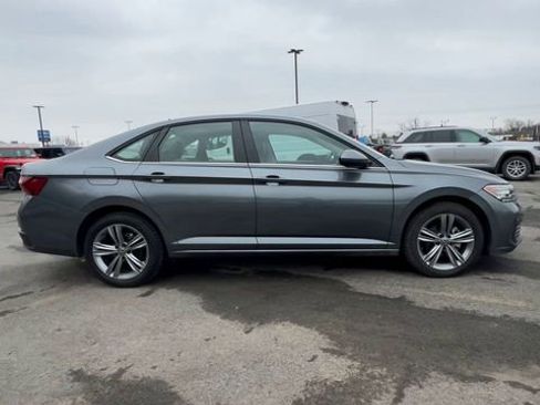 Used 2024 Volkswagen Jetta SE image 9