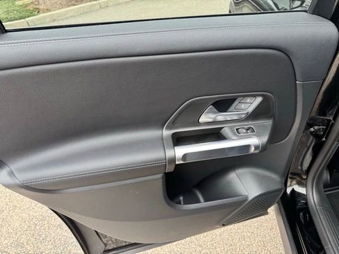 Used 2024 Mercedes-Benz GLB 250 4MATIC image 33