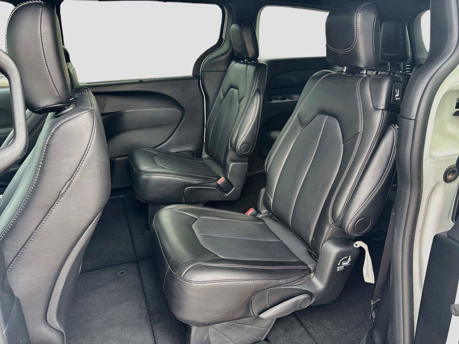 Certified 2025 Chrysler Pacifica Select FWD image 11