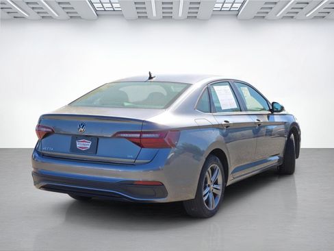 Used 2024 Volkswagen Jetta SE FWD image 5