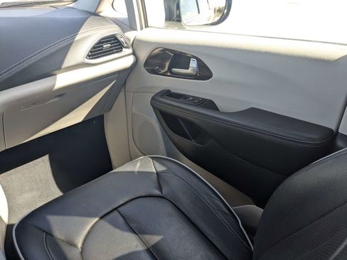 Used 2023 Chrysler Pacifica Limited FWD image 22