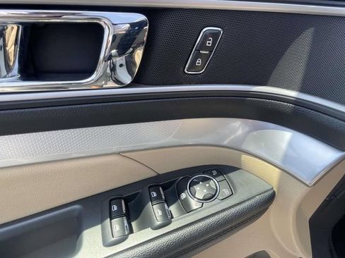Used 2017 Ford Explorer XLT w/ Equipment Group 201A FWD image 15